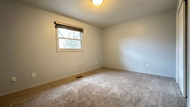 Building Photo - 501-503 S Village Court