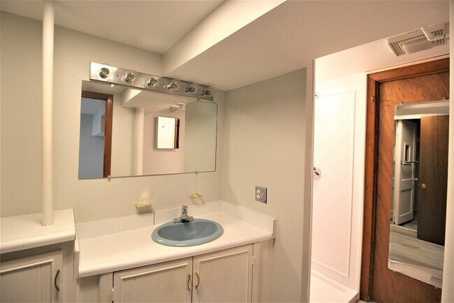 Building Photo - 8 Thurston Rd