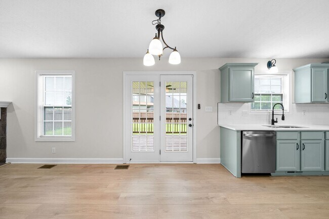 Building Photo - Pet Friendly Four Bedroom!