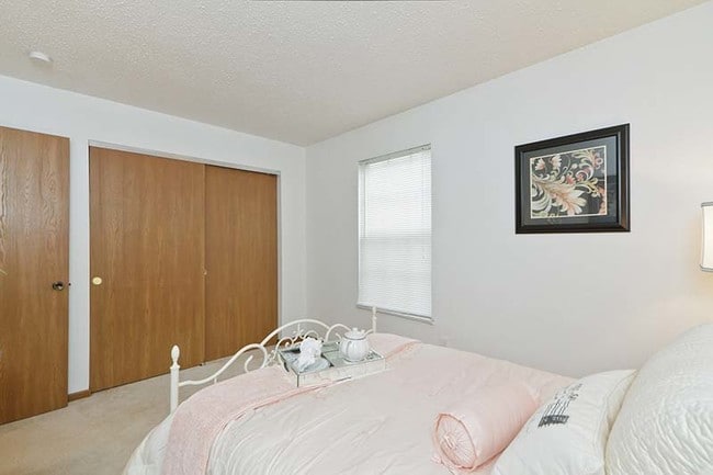 Building Photo - 2039 Essex Dr