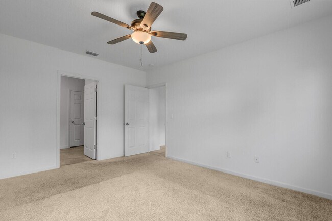 Building Photo - 2550 SE Rock Springs Dr