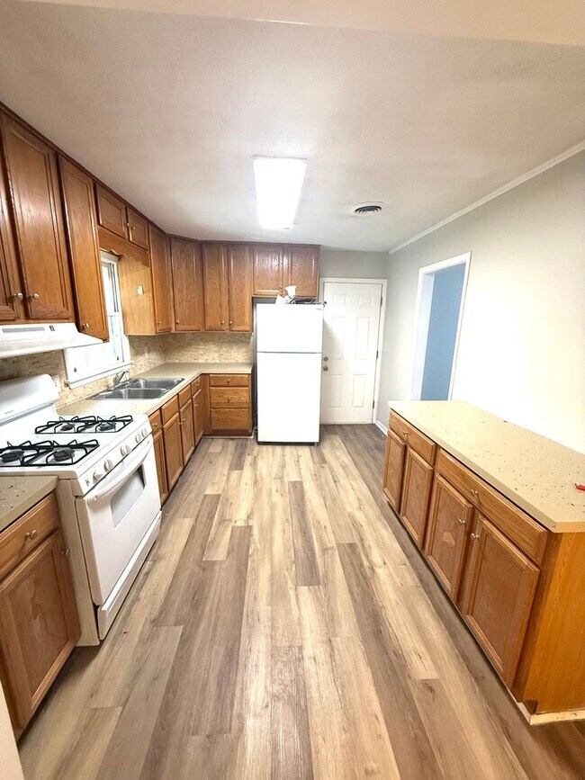 Building Photo - ** 3 bed 1 bath located off Zelda Road ** Call 334-366-9198 to schedule a self showing