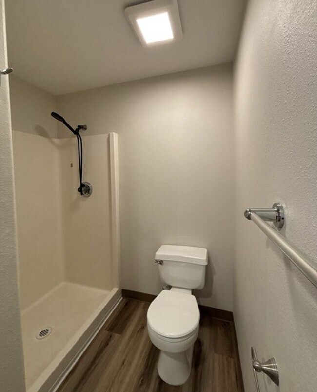 Building Photo - 3Bd/2Ba Single Story House - Available to View!
