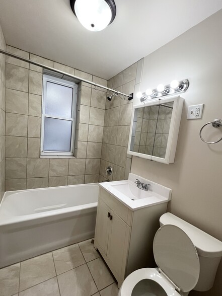 Bathroom - 1653 W Waveland Ave