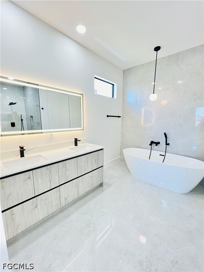 Building Photo - 1422 NE 20th St