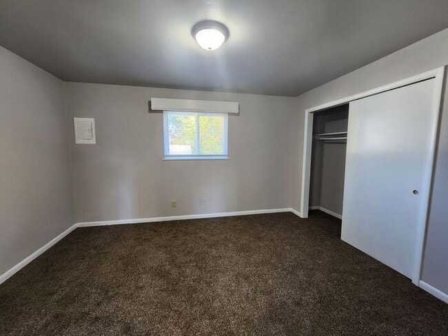 Building Photo - Newly Remodeled 1 Bed, 1 Bath Upper Apartm...