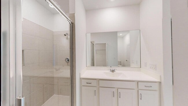 Building Photo - 4643 Hollister Ave