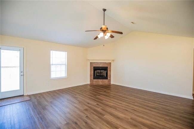 Building Photo - 541 Tamarron Dr