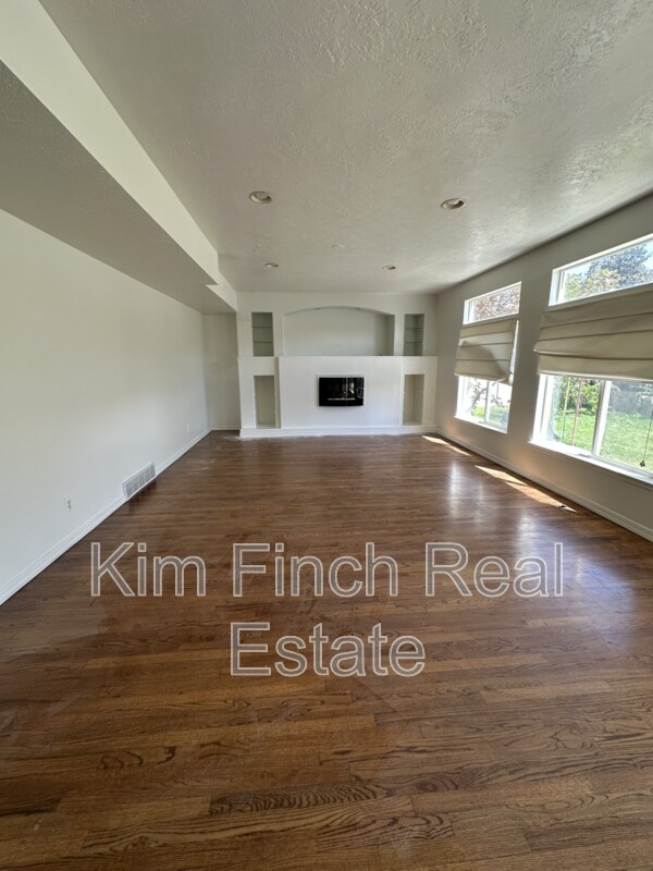 Building Photo - 9820 Deep Creek Dr