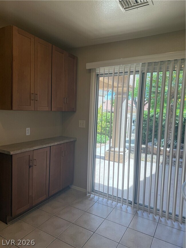 Building Photo - 2425 Showcase Dr