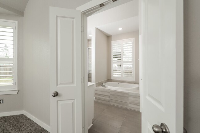 Building Photo - 235 Aster View Ct