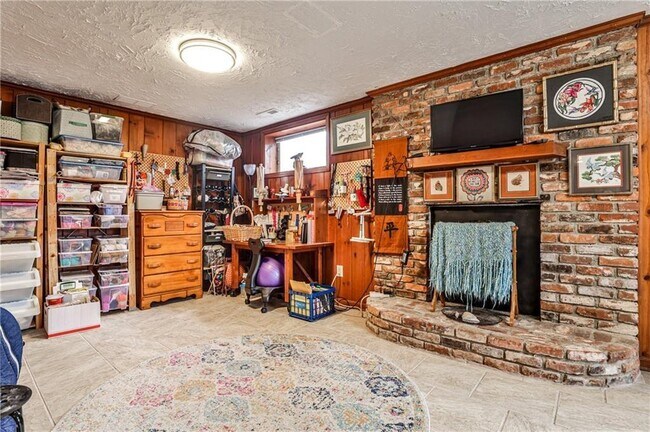 Building Photo - 800 Glenairy Dr NE