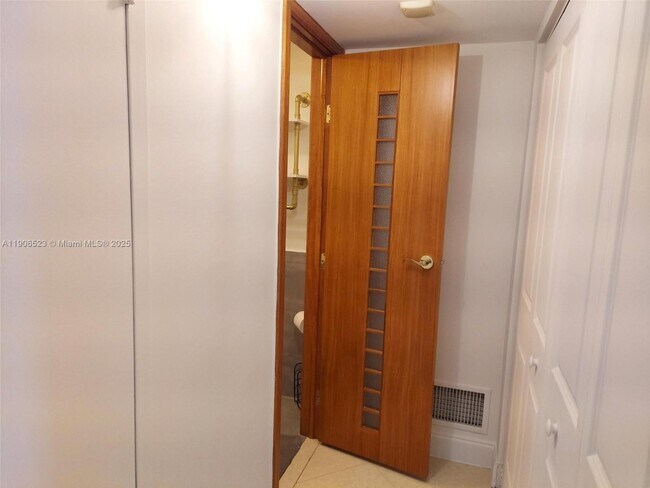 Building Photo - 3375 N Country Club Dr