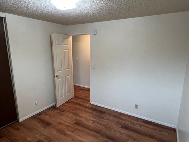 Building Photo - 3 Bedroom, 2 Bathroom in N. Coburg Rd Area