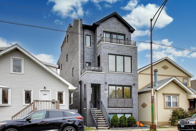 Primary Photo - 3320 N Narragansett Ave