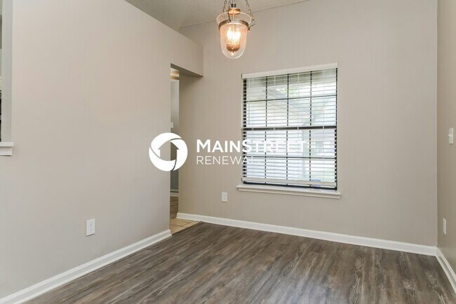 Building Photo - 3 Bedroom Pet-Friendly Home in Jacksonville, FL with Main Street Renewal