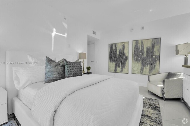 Building Photo - 1300 Brickell Bay Dr
