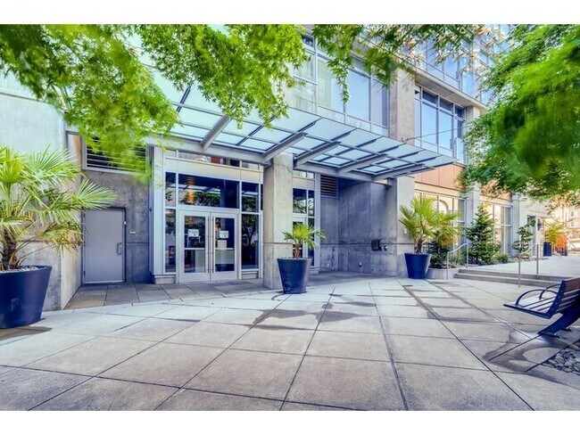 Building Photo - Fully Furnished Modern Condo with All Utilities Included in Goose Hollow!