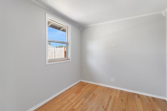 Building Photo - 3 Bed 1.5 Bath - Garage w/Storage - Pet Fr...