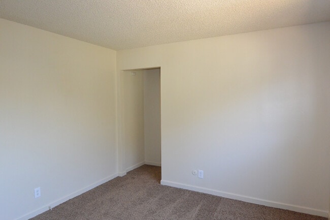 Building Photo - 1641 W Whitendale Ave