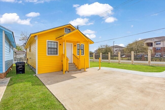 Building Photo - 11357 Gil Rodriguez Lp W