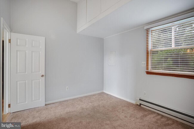 Building Photo - 9 Admiral Dr