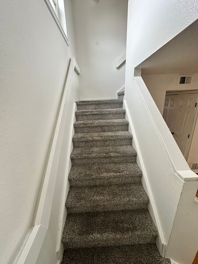 Building Photo - Spacious 3 Bed, 2 Full Bath Townhome steps...