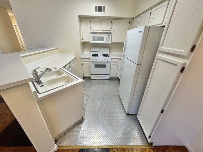 Building Photo - SPACIOUS 2 BEDROOM TOP FLOOR CONDO