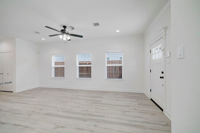 Building Photo - 4002 Elmwood St
