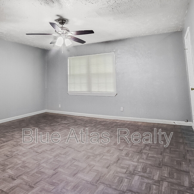 Building Photo - 2215 Riverview Dr