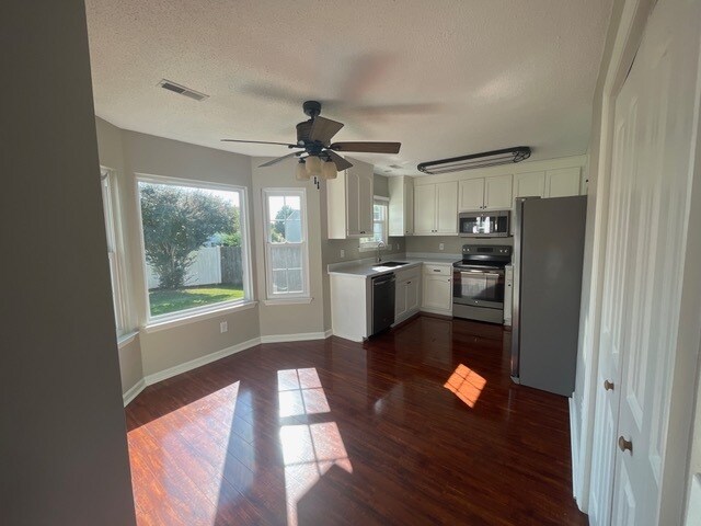 Building Photo - 234 River Oaks Dr