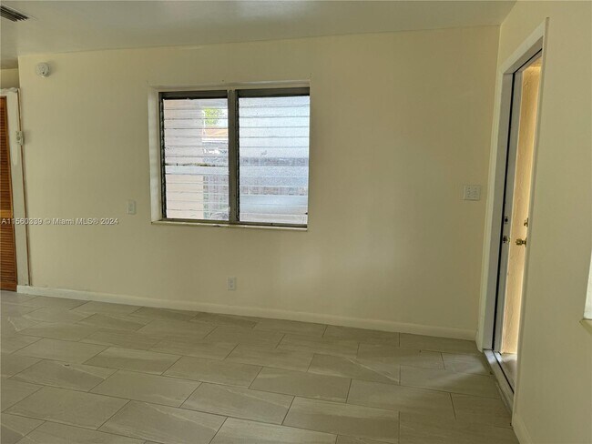 Building Photo - 6111 NW 43rd Ave