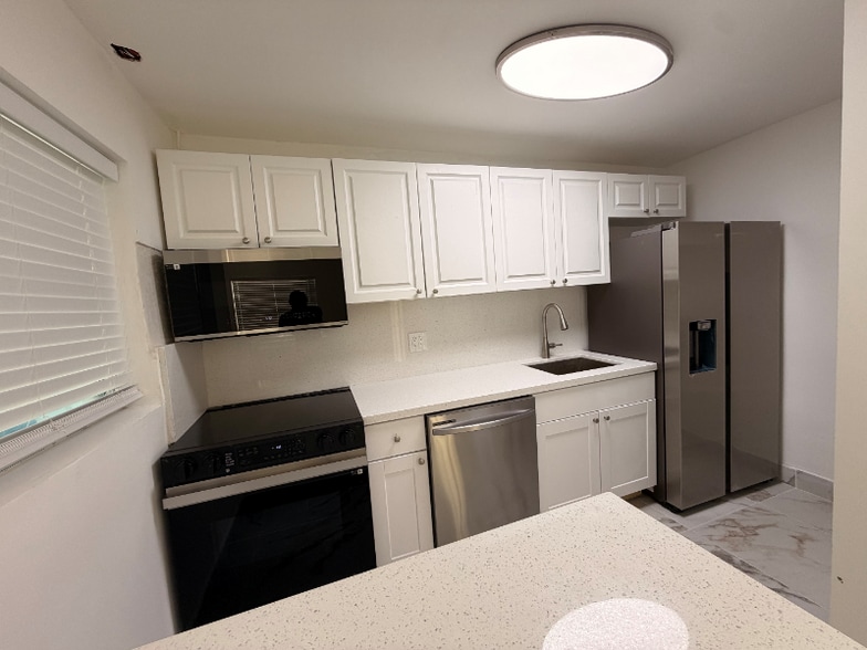 Building Photo - 11050 Biscayne Blvd