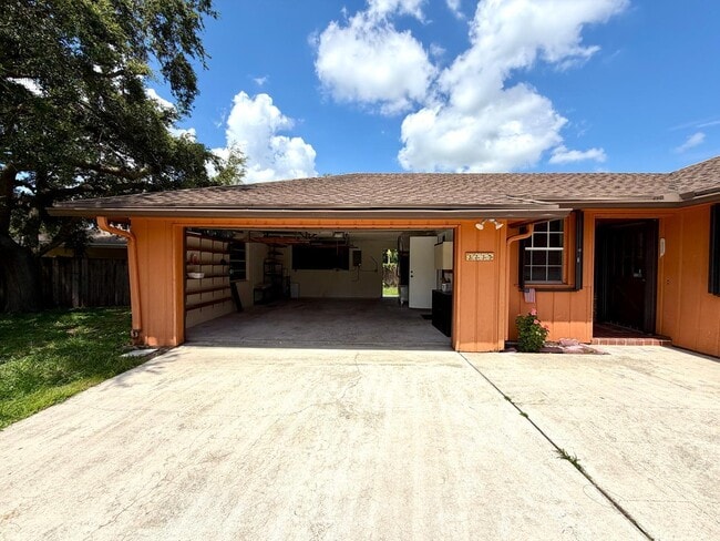 Building Photo - 1235 Rowayton Cir