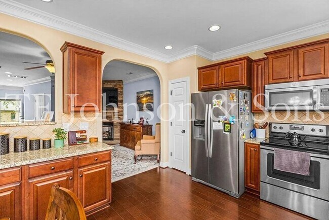 Building Photo - Beautiful 2 Bedroom Townhome with Bonus Room, Garage, and High End Finishes