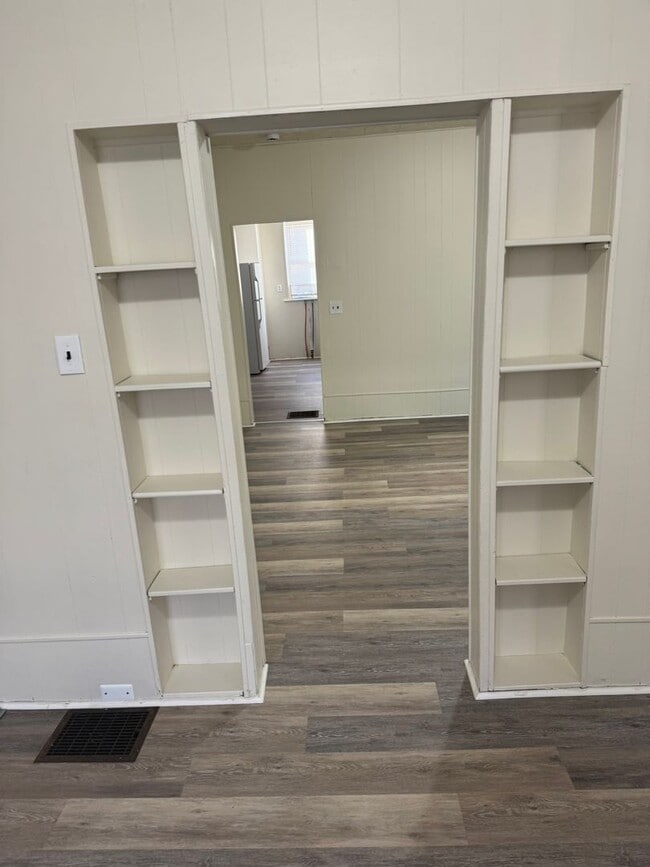 Building Photo - 3 bedroom, 1 bath, 3 story half double house