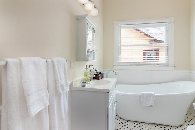 Building Photo - 418 E Myrtle St