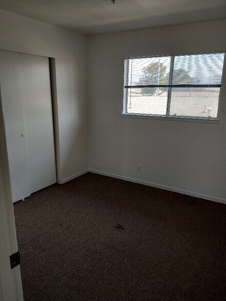 Building Photo - 1155 E Laurel Dr