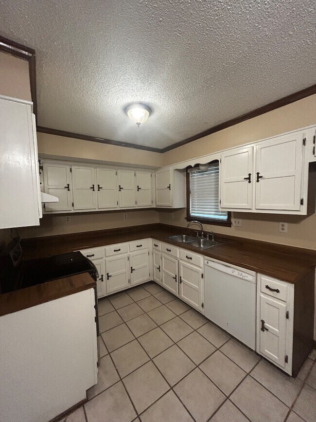 Building Photo - 500 Bedlington Dr