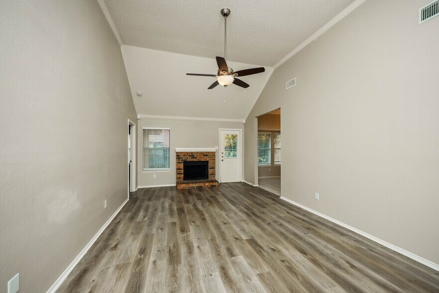 Building Photo - 416 Deauville Dr