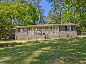 Building Photo - Charming & Spacious 3-Bed Home in City of Hoover