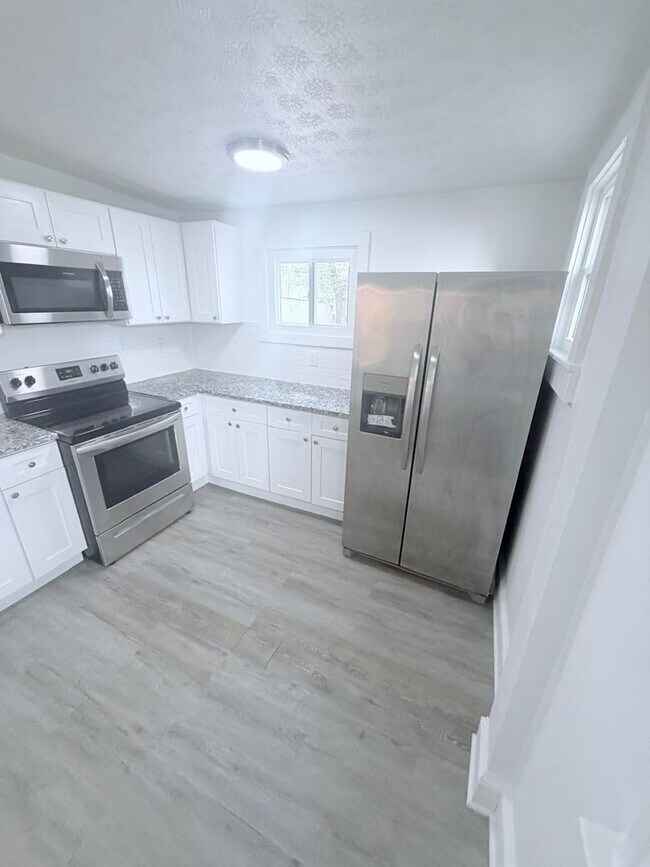 Building Photo - Gorgeous 4 bd, 1.5 bth Cleveland Heights Stunner!