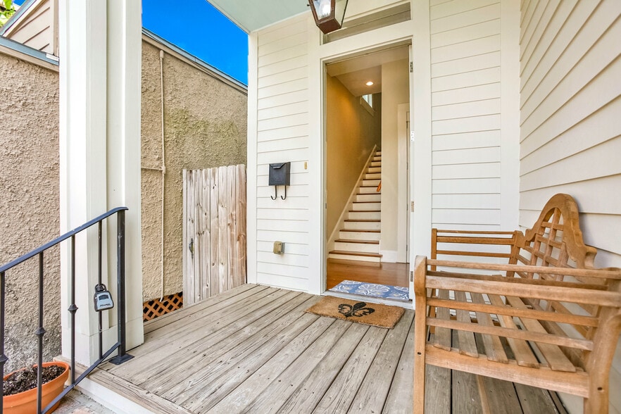 Upstairs unit - 5417 Danneel St