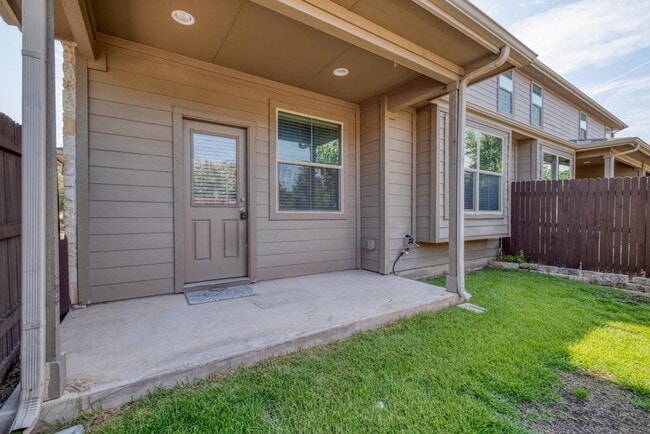 Building Photo - 2880 Donnell Dr