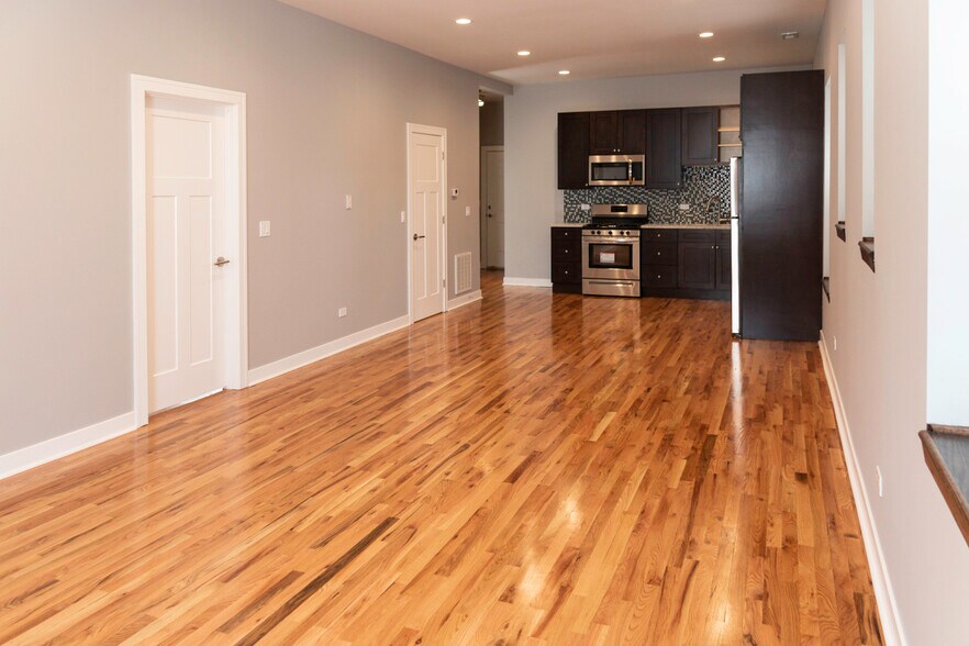 Building Photo - 1929 W Montrose Ave