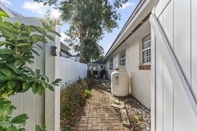 Building Photo - 618 8th Ave N