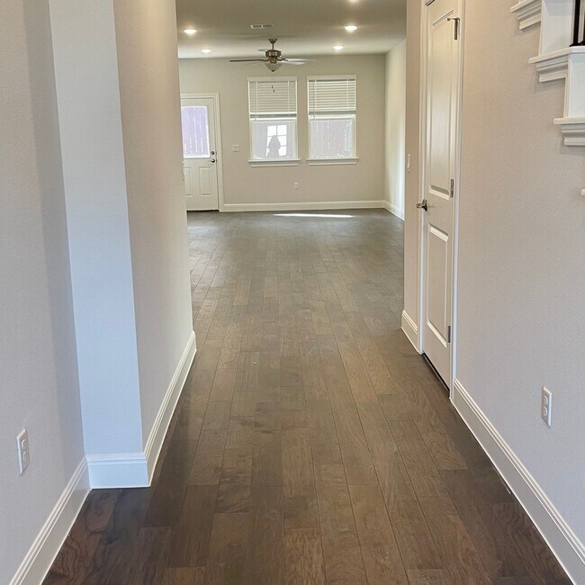 Building Photo - 15702 Ellinger Dr