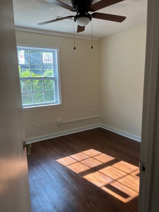Building Photo - Renovated Cottage!