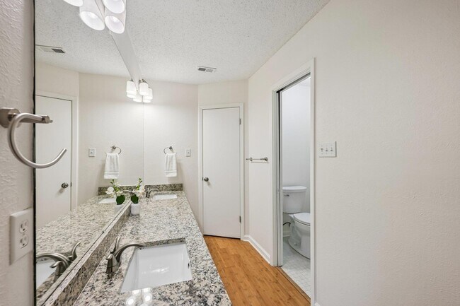 Building Photo - 2717 Charlesworth Dr