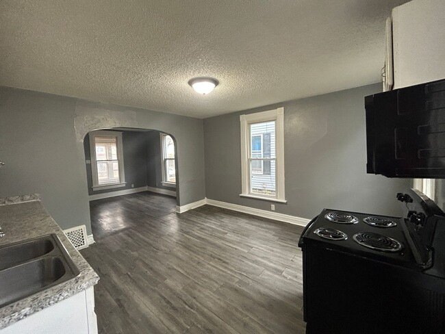 Building Photo - 3 Bedroom, 2 Bath house in East Moline